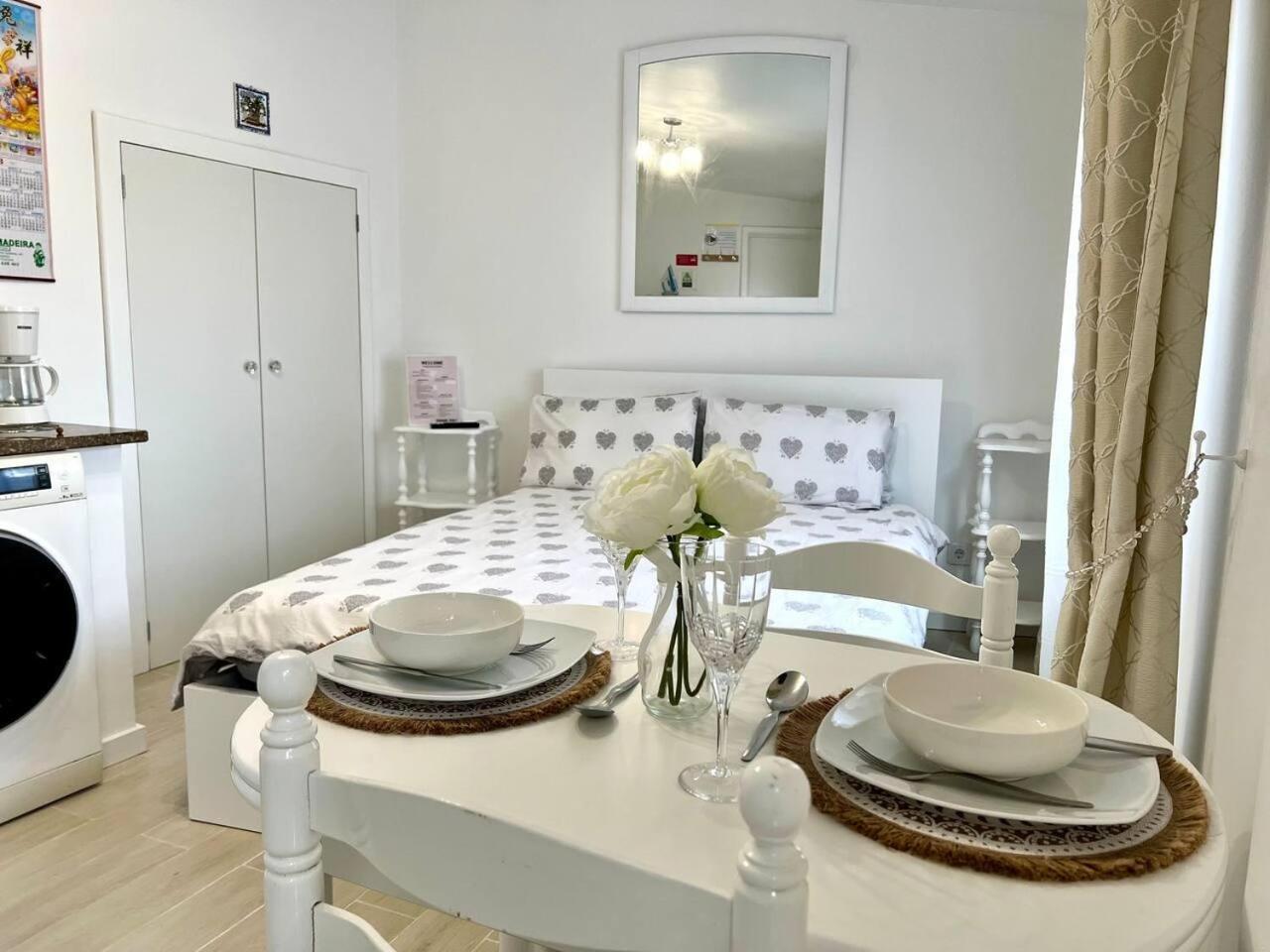 Modern Minimalist Studio With Essential Comfort Funchal  Bagian luar foto