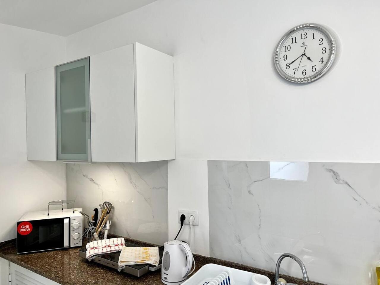 Modern Minimalist Studio With Essential Comfort Funchal  Bagian luar foto