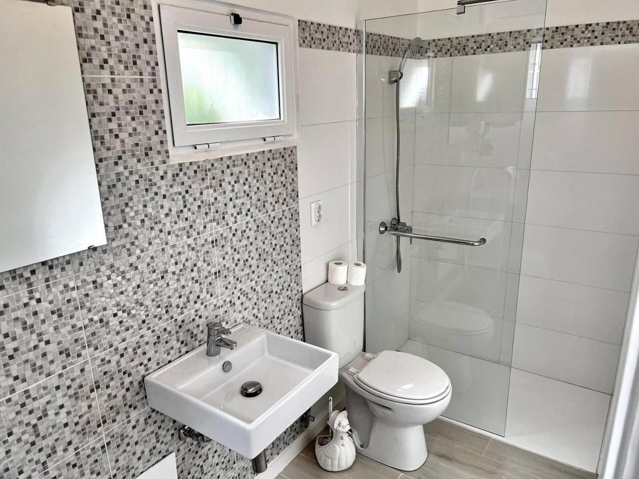 Modern Minimalist Studio With Essential Comfort Funchal  Bagian luar foto