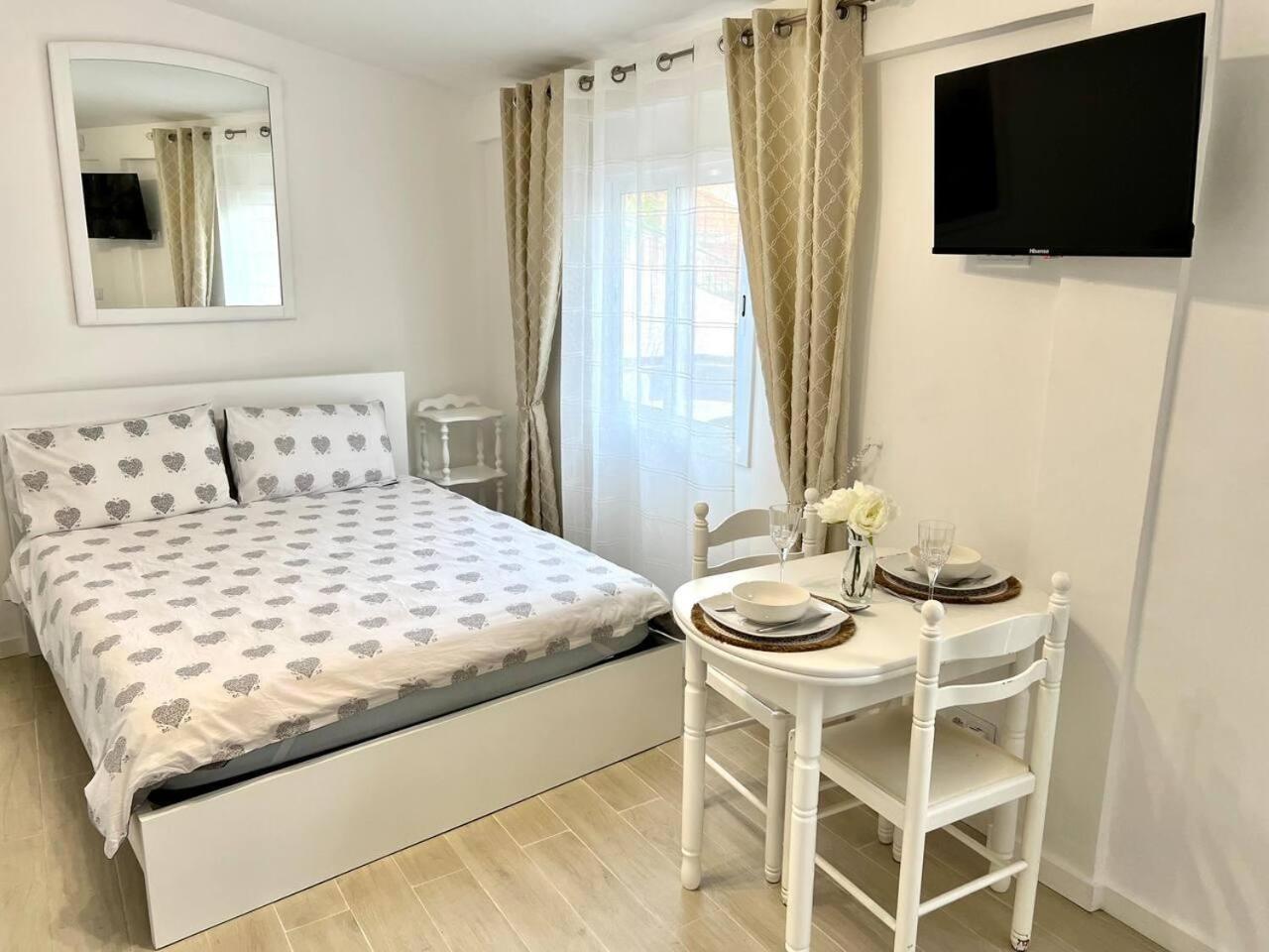 Modern Minimalist Studio With Essential Comfort Funchal  Bagian luar foto